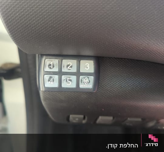 לוח מקשים ברכב עם כפתורים ממוספרים ולוגו רנו
